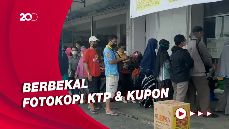 Warga Solo Rela Antre Berjam-jam demi Minyak Goreng Murah
