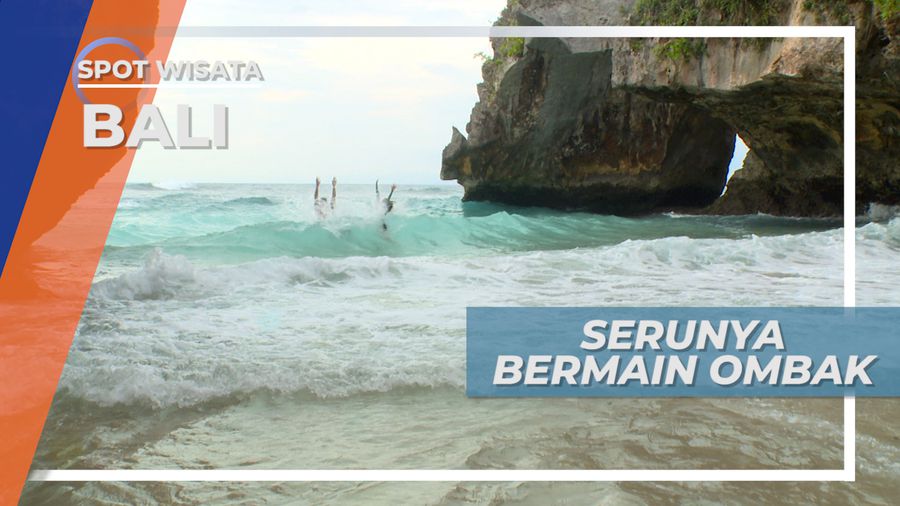 Asiknya Bermain Ombak di Tepi Pantai Suluban Bali