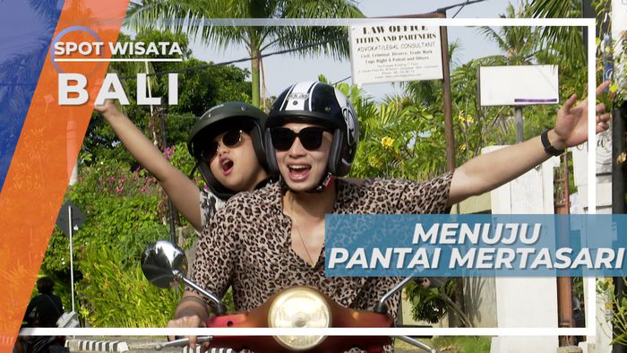 Naik Skuter Menuju Pantai Mertasari Bali