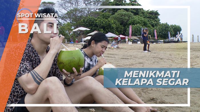 Menikmati Kesegaran Kelapa di Tepi Pantai Karang Sanur Bali