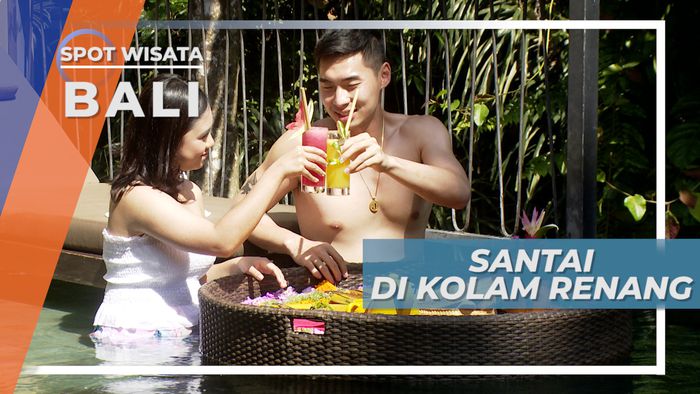Berenang dan Menikmati Floating Breakfast di Penginapan Bali