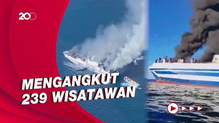 Momen Mencekam Kapal Feri Italia Terbakar di Perairan Yunani