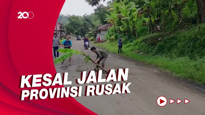 Mengaku Kesal, Warga Cianjur Pasang Foto Ridwan Kamil di Jalan Berlubang