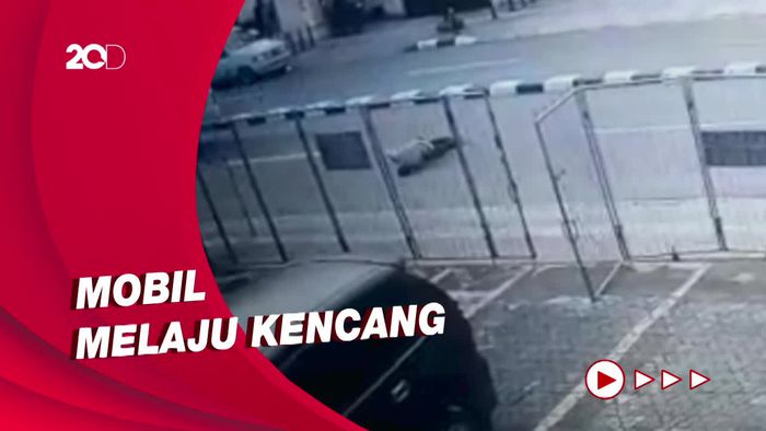 Ini Dia Rekaman CCTV Polisi Jatuh dari Angkot di Jaktim