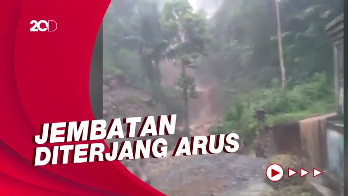 Ngeri! Jembatan di Cianjur Putus Diterjang Luapan Arus