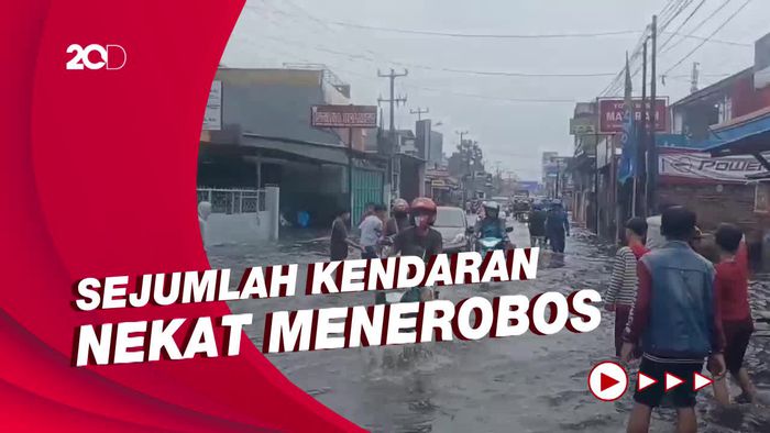 Penampakan Jalan Kopo Sayati Bandung Banjir, Lalin Tersendat!