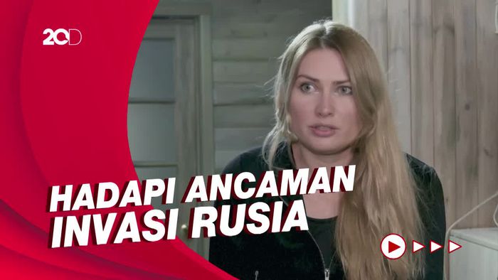 Perempuan Ukraina Dilatih Menggunakan Senjata   