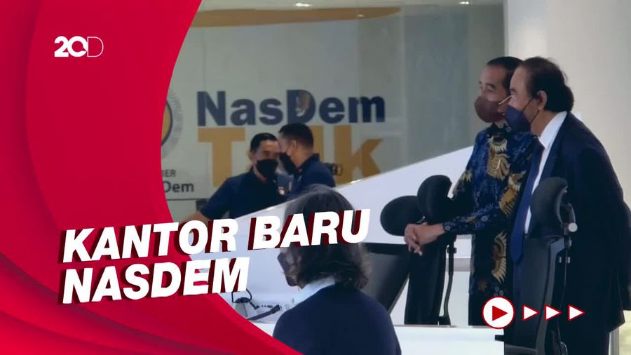 Sambangi Kantor NasDem, Jokowi Dapat Kartu Perpus untuk Cucu