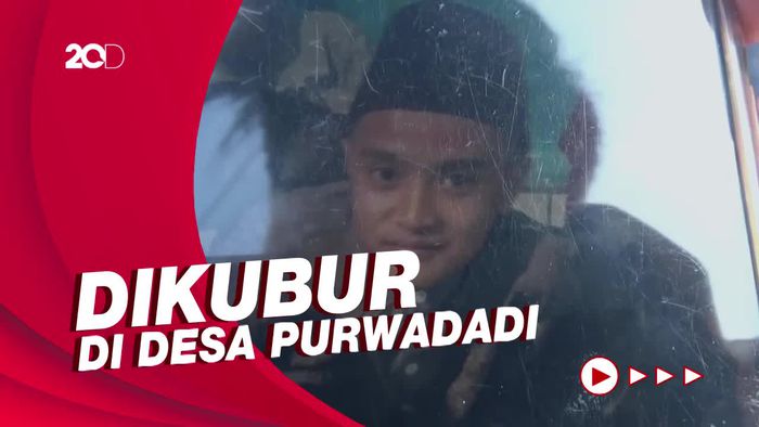 Isak Tangis Iringi Pemakaman Santri Korban Kebakaran Ponpes di Karawang