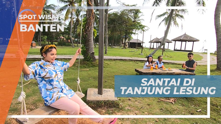 Bersantai di Pinggir Pantai Sambil Menikmati Camilan, Banten