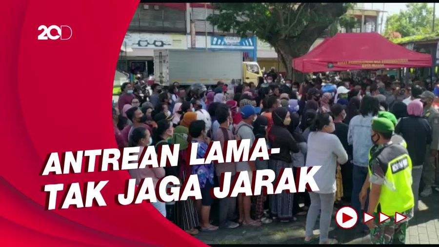 Antrean Warga Blitar Berburu Minyak Goreng Murah di Blitar