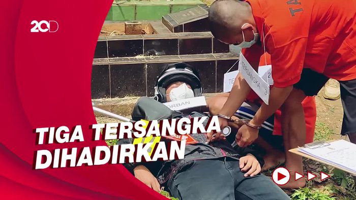 Tangan Diborgol, Pembunuh Koki Muda di Ulujami Jalani Rekonstruksi