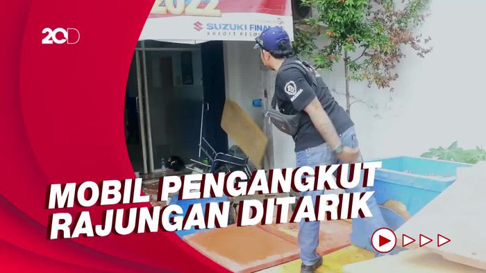 Marah Mobil Ditarik, Pedagang Lempar Rajungan Busuk ke Kantor Leasing