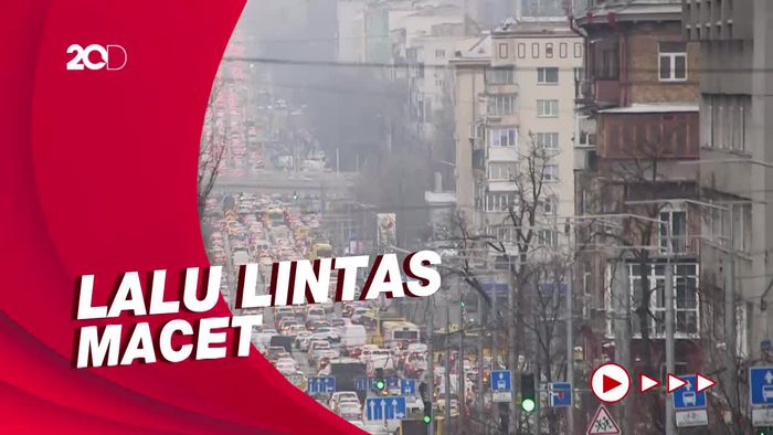 Diserang Rusia, Warga Ukraina Berbondong-bondong Keluar Ibu Kota Kiev