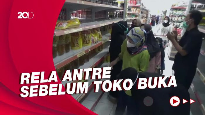 Kala Emak-emak Berebut Minyak Goreng di Toko Swalayan Purwakarta