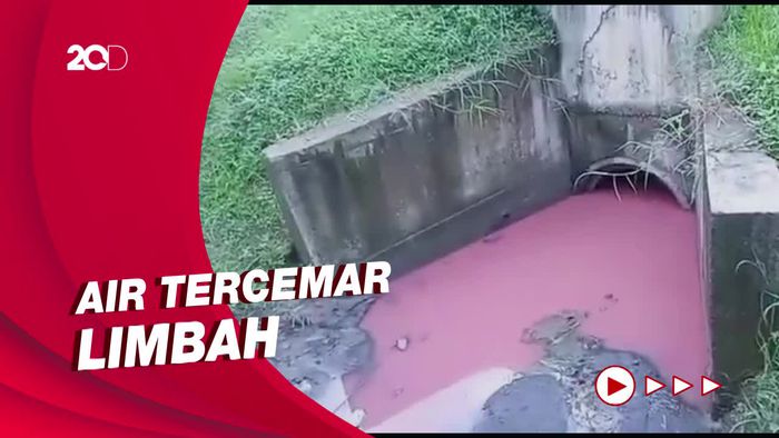 Saluran Air di Bekasi Berubah Warna Merah Usai Tercemar Limbah