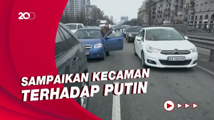 Tangis Warga yang Terjebak Macet Saat Coba Tinggalkan Kiev Ukraina