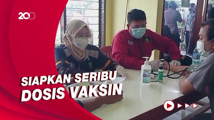 Vaksinasi Door to Door di Kalangan Buruh Pabrik