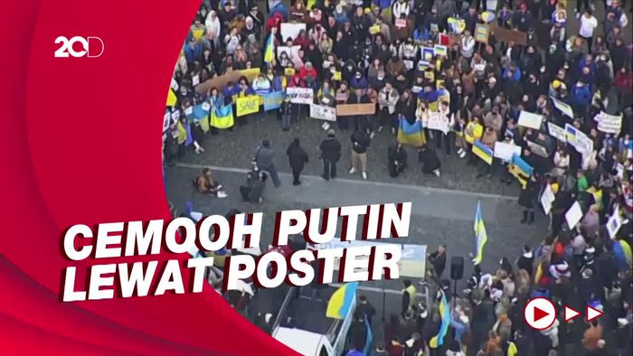 Tolak Peperangan, Warga AS Demo dan Kibarkan Bendera Ukraina