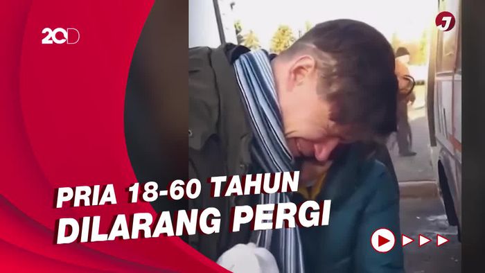 Viral Video Ayah di Ukraina Nangis Saat Antar Putrinya Evakuasi