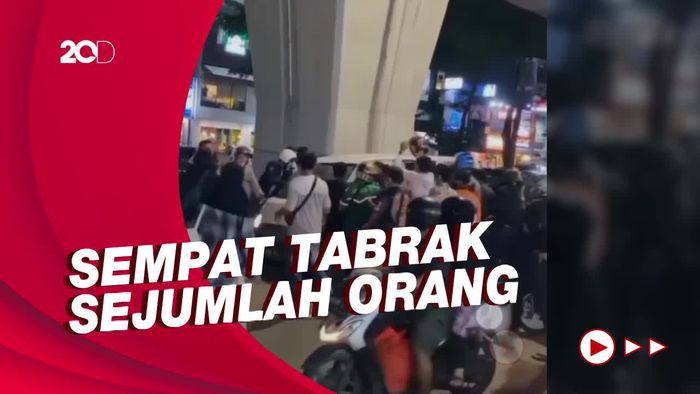 Viral Video Mobil Tersangka Narkoba Diamuk Massa di Jakut