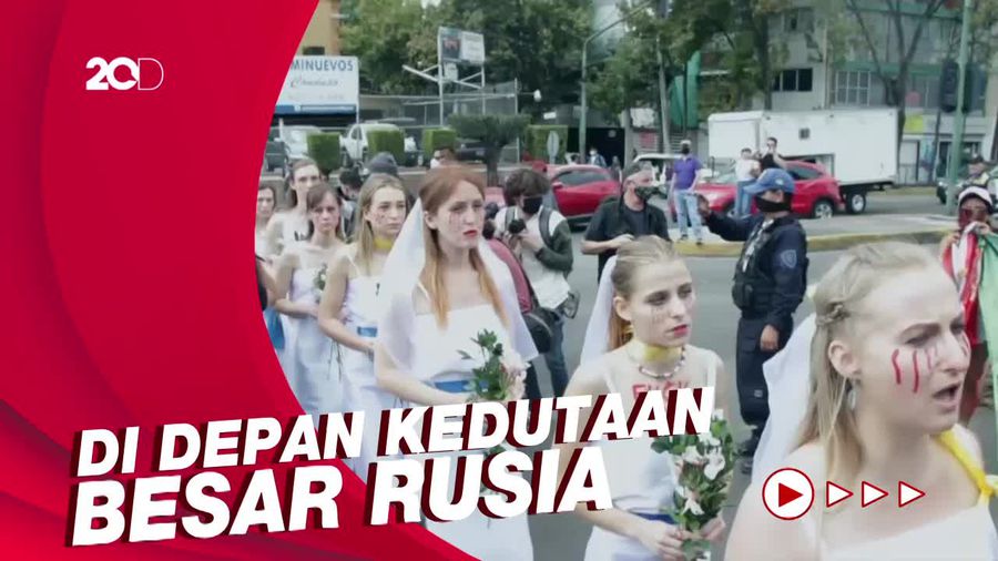 Kostum Pengantin Wanita dalam Aksi Bela Ukraina di Meksiko
