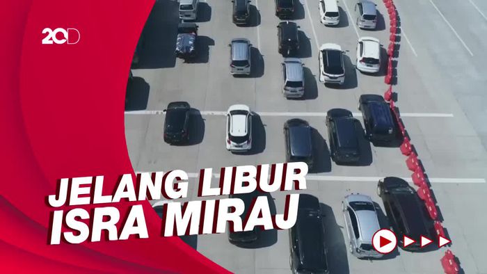 Antrean Kendaraan Mengular di GT Kalitama Arah Bandung