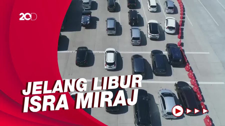 Antrean Kendaraan Mengular di GT Kalitama Arah Bandung