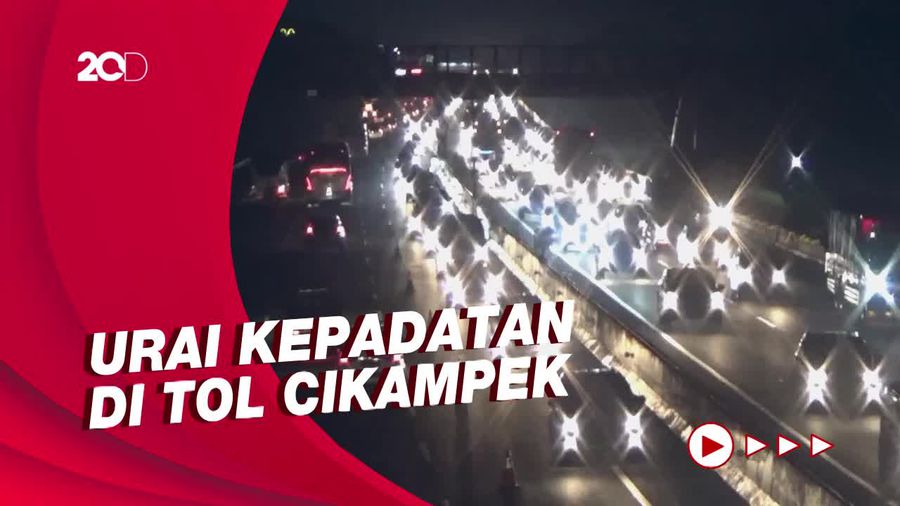 Petugas Berlakukan Contraflow di Tol Cikampek Arah Jakarta