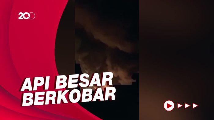 Serangan Rusia Ledakkan Kilang Minyak Ukraina