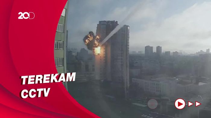 Detik-detik Roket Rusia Hantam Apartemen di Ukraina
