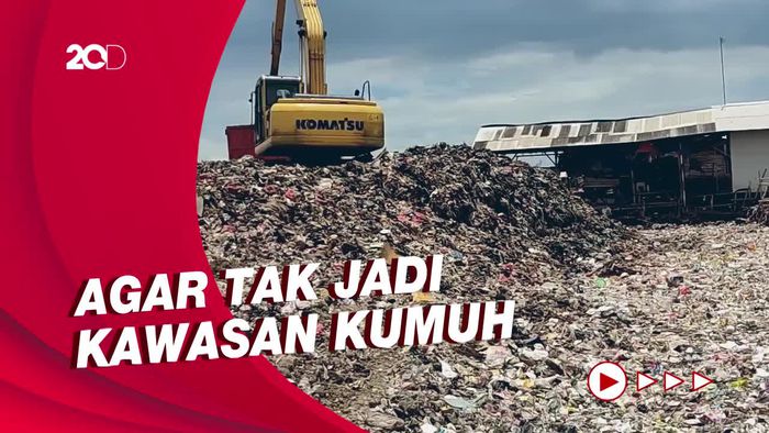 Lautan Sampah di Kalibaru, Berharap Proyek Tanggul Laut Segera Dikerjakan