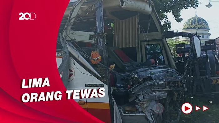 Penampakan Bus Wisata Ditabrak Kereta di Tulungagung