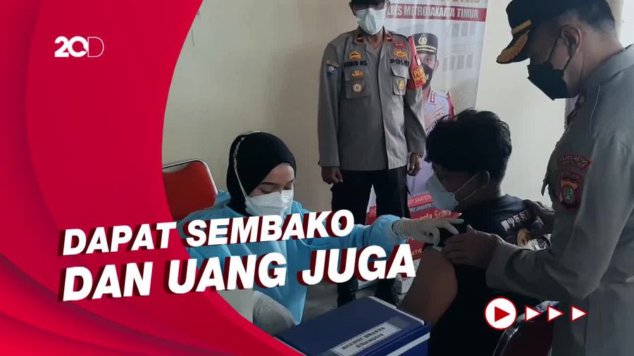 Ramai-ramai Warga Jaktim Antre Vaksin Demi Dapat Minyak Goreng