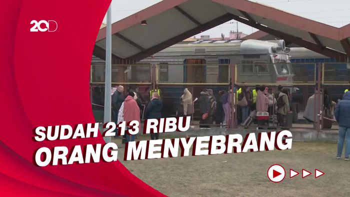 Pakai Kereta Api, Warga Ukraina Terus Mengungsi ke Polandia