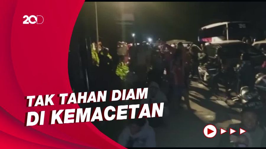 Puncak Sempat Macet Belasan Jam, Wisatawan Berjoget di Pinggir Jalan