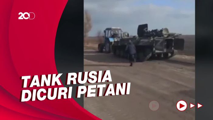 Momen Jenaka Petani Ukraina Derek Tank Rusia Pakai Traktor