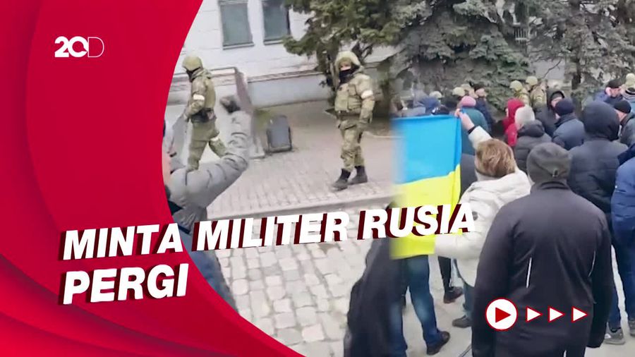 Saat Warga Ukraina Soraki Pasukan Rusia di Kota Berdyansk