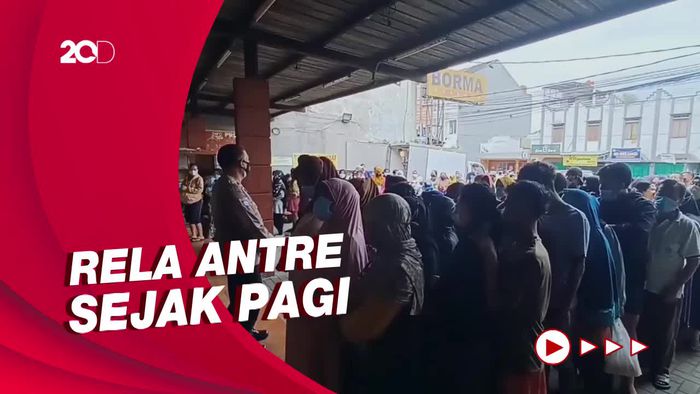 Begini Antrean Warga Cibaduyut Demi Dapat Minyak Goreng
