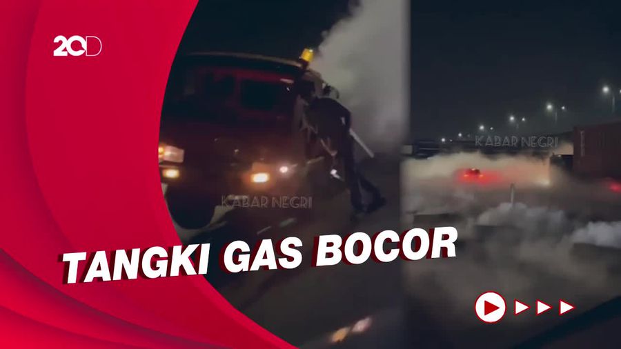 Truk Muatan CO2 Kecelakaan di Tol Cikarang, Gas Menyembur Keluar