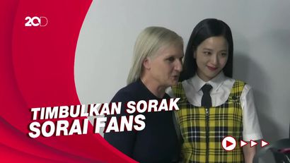 Saat Jisoo BLACKPINK Curi Perhatian di Paris Fashion Week