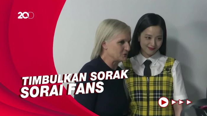 Saat Jisoo BLACKPINK Curi Perhatian di Paris Fashion Week