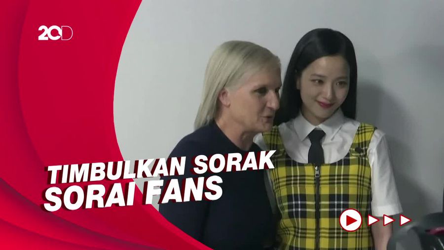 Saat Jisoo BLACKPINK Curi Perhatian di Paris Fashion Week