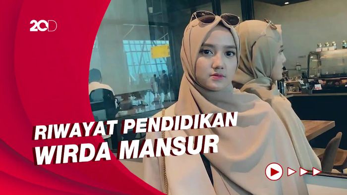 Wirda Mansur dan Kontroversi soal Lulusan Oxford