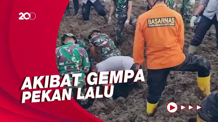 Tim Gabungan Berhasil Temukan Satu Lagi Korban Tewas Longsor Pasaman