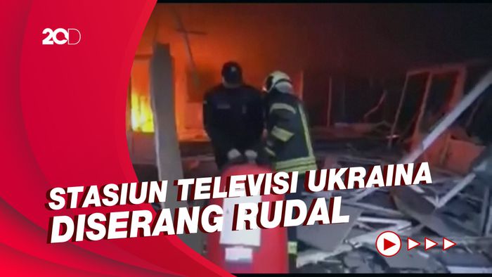 Perjuangan Petugas Cari Korban Usai Dihantam Rudal Rusia