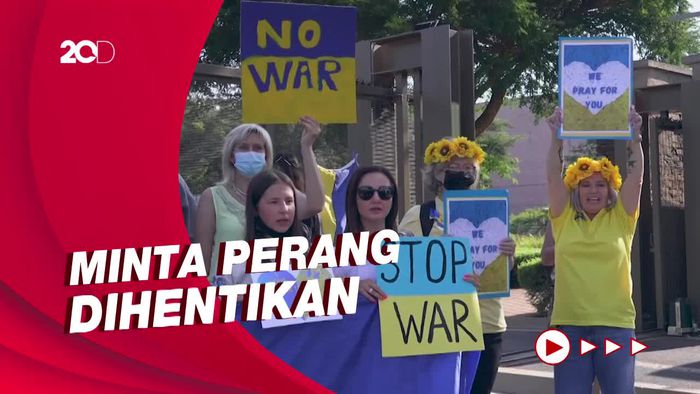 Warga Ukraina di Afsel Gelar Demo, Ada Foto Putin Diedit Bak Hitler