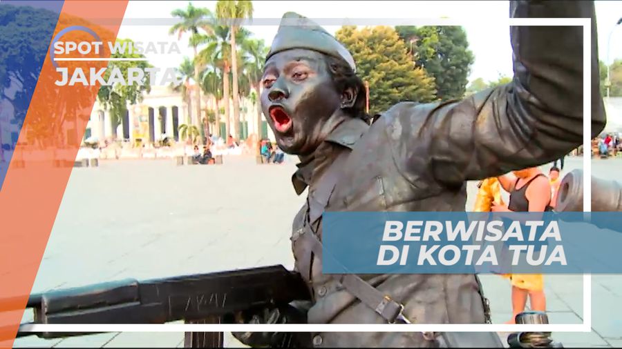 Cekrak-cekrek Berpose Seru Dengan Manusia Batu Diantara Deretan Gedung-gedung Kolonial, Jakarta