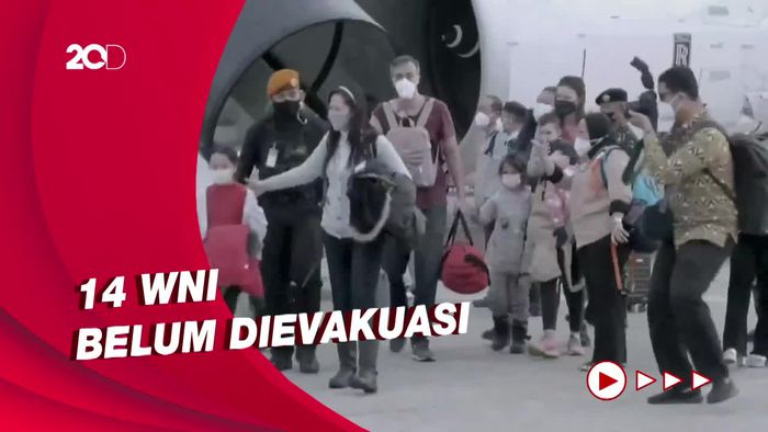 Momen Kedatangan WNI di Tanah Air Usai Dievakuasi dari Ukraina