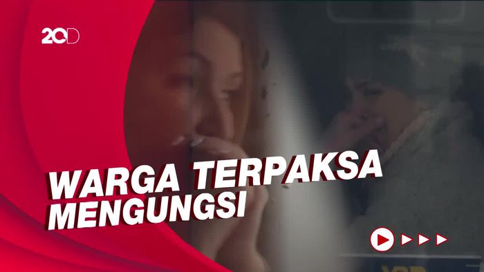 Tangis Warga Ukraina saat Berbondong-bondong Tinggalkan Negaranya